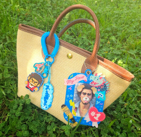 Example of how one could utilize the pieces of the photocard and keychain set.