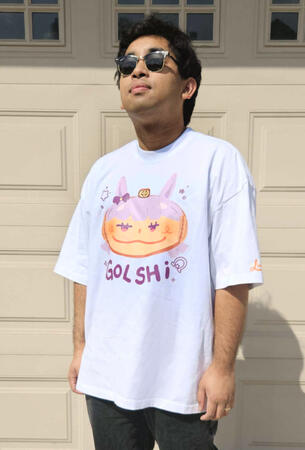 T-shirt design inspired by Goldship from Umamusume, featuring her alter ego "Golshi." Model is wearing size L.